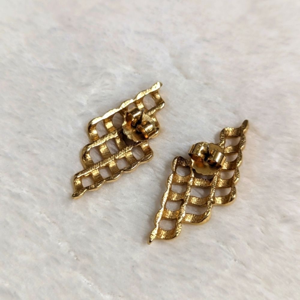 Vintage 80's Classic Wavey Goldtone Pierced Earrings - Picture 4 of 7